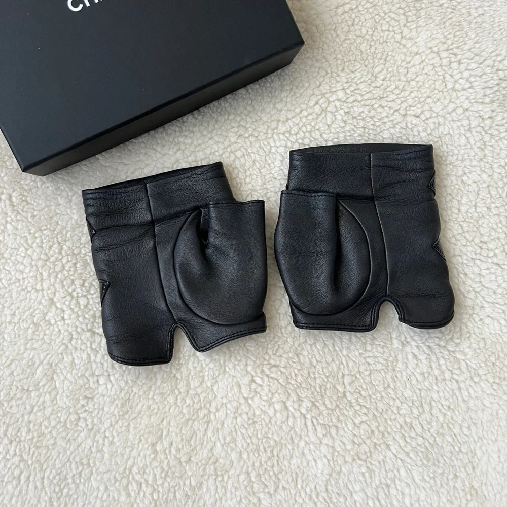 ❌❌ Chanel 17P Classic CC Logo Black Fingerless Gloves - Picture 4 of 9